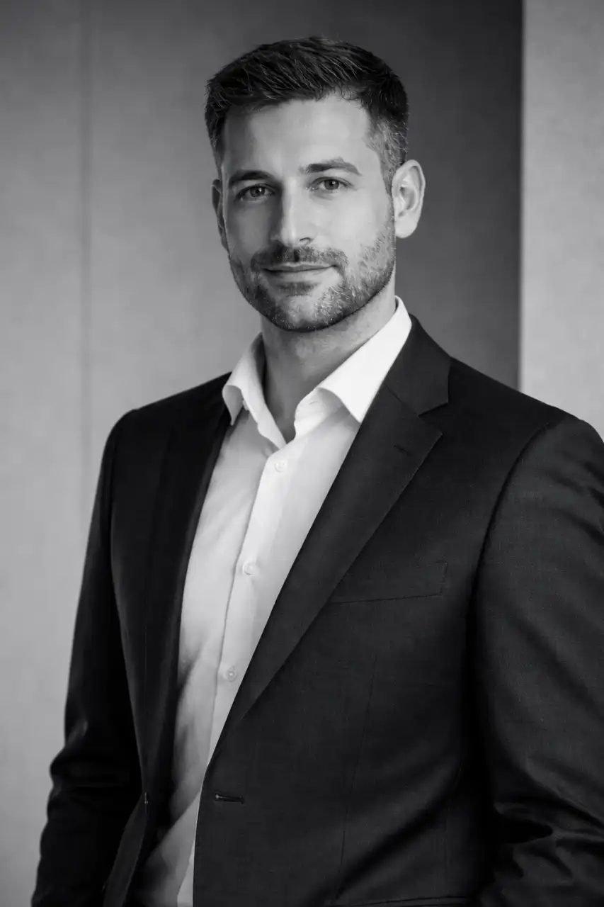 Portrait eines Geschäftsführers, schwarz-weiß, scharfe Kontraste, elegant, hochauflösend, minimalistisches Business-Portrait